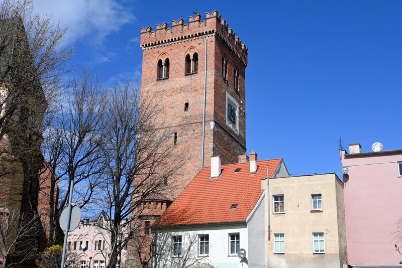 redniowieczna-krzywa-wie-a-w-z-bkowicach-l-skich